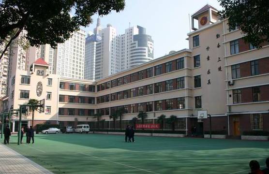 金陵中学前身:沪江大学附属中学/1952年与晏摩氏女中合并,改称"北郊
