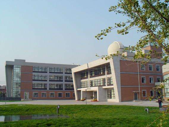 深圳市宝安区育才学校成立于2001年9月,位于深圳市宝安区石岩街道应人