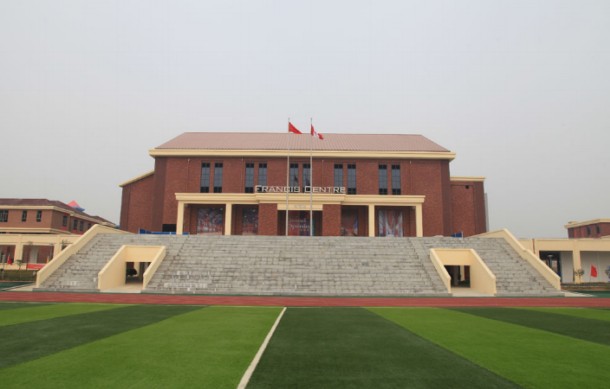 在签约仪式上,麓山国际实验学校李校长素洁长女士,长沙中加学校执行