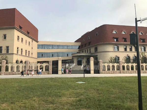 (奖学金最低金额为5000元,最高可减免学费)青岛中学位于高新区华中路