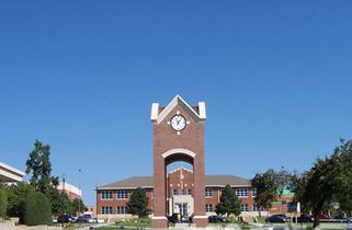 西南中学前身为西南二中,西南二中创办于1981年,于2003年8月由环城路