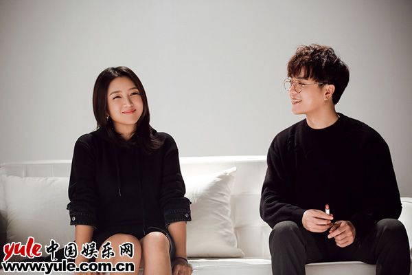《笨蛋,混蛋》是一首男女对唱歌曲,陆虎特意邀请到歌手何洁演绎女声